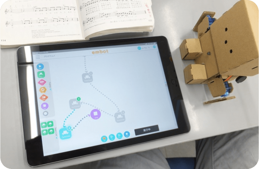 楽譜を見ながらプログラムする子も
