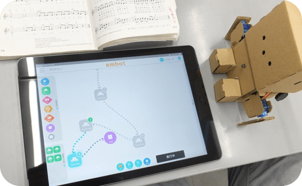 楽譜を見ながらプログラムする子も