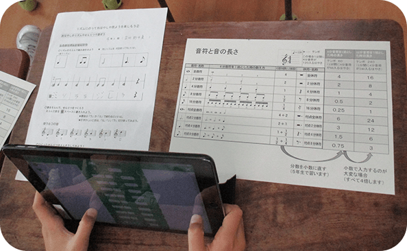 ワークシートをもとに音符の泊数を考えながらプログラミング