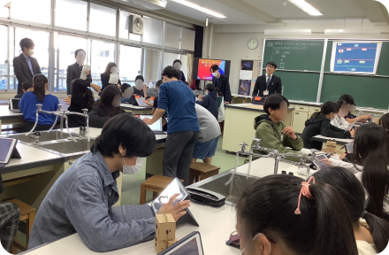 色工作用紙やセロファンなどを使って、オリジナリティあふれる作品がたくさん完成しました！