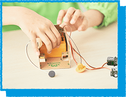 モーターを差し込んでいる様子の写真