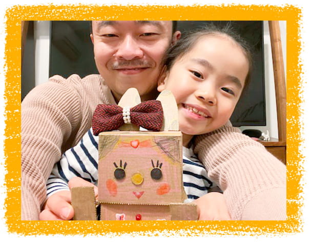 embotに色を塗りリボンをつけ、カスタマイズし楽しんだ様子の親子写真