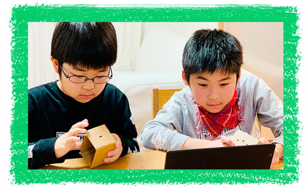 男の子二人でembotプログラミングを楽しんでいる様子の写真